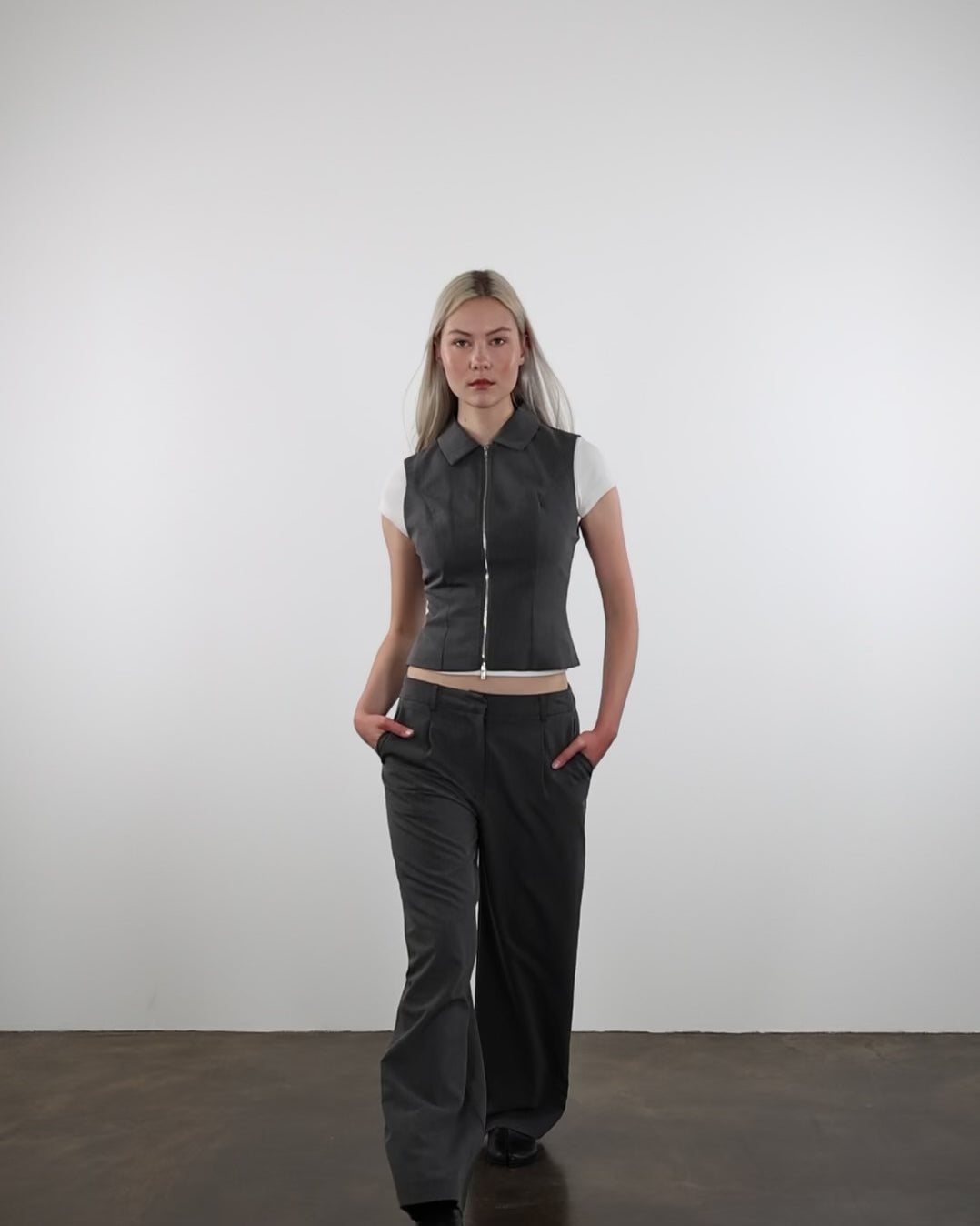 Kurzarmbluse mit Reißverschluss im Laufen