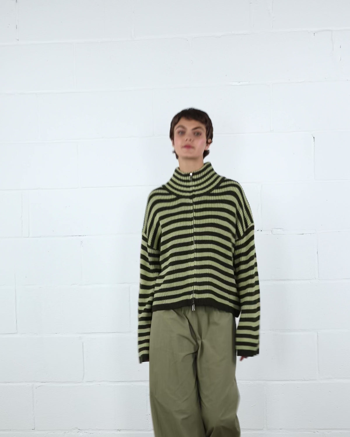 Gestreifte Strickjacke mit weiten Ärmeln
