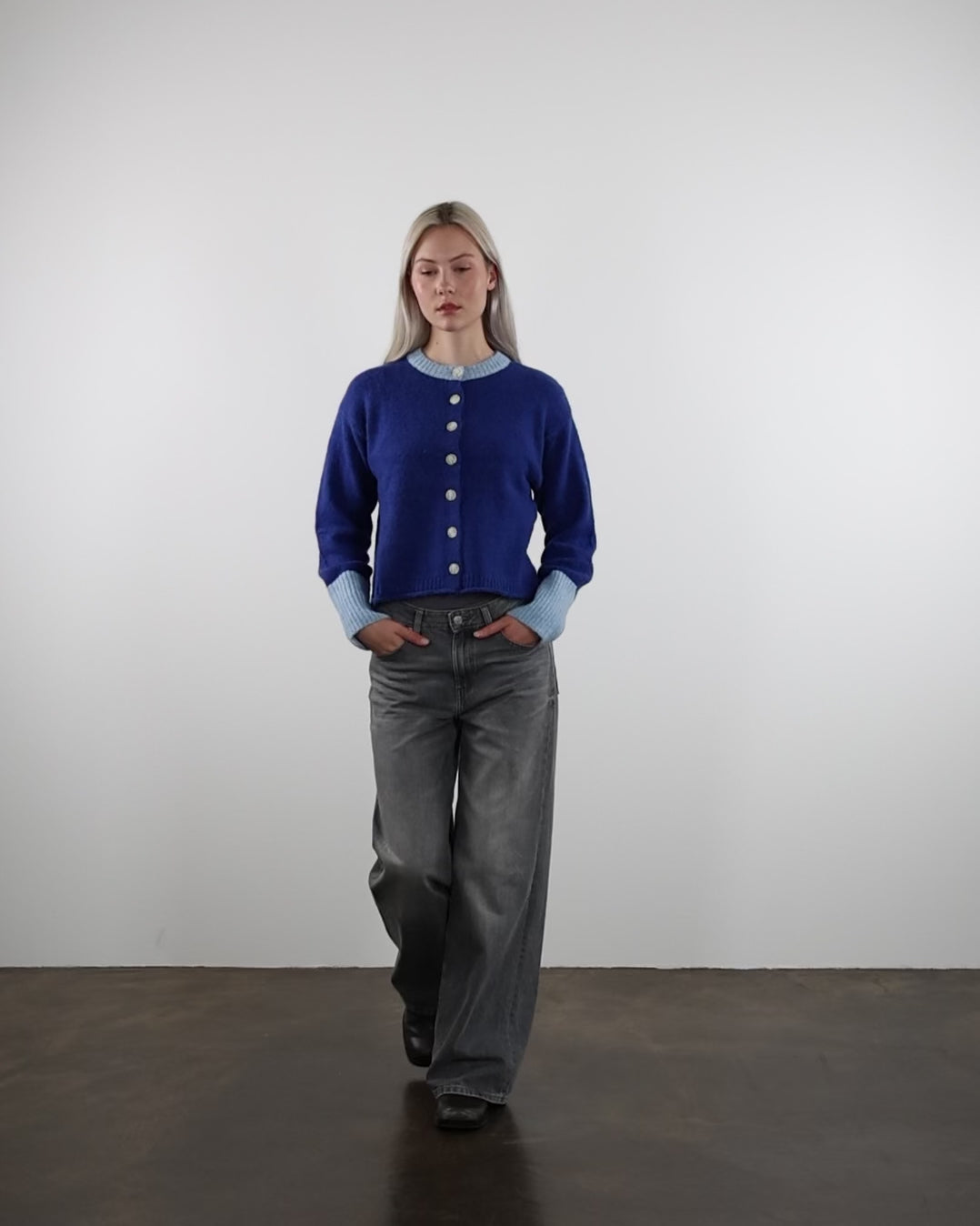 Strickjacke mit Kontrastbündchen in Bewegung