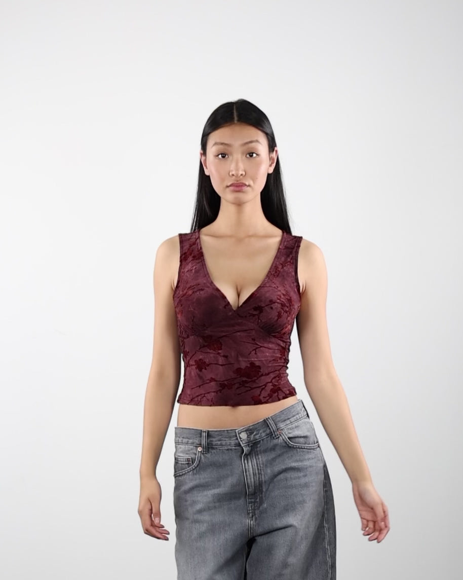 V-Neck Top mit Blumenprint aus Samt in Bewegung