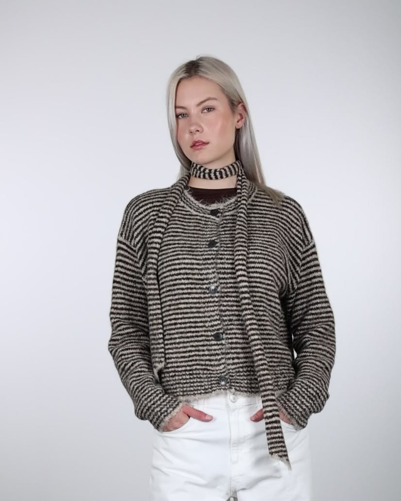Gestreifte Strickjacke mit Schal Im Laufen 