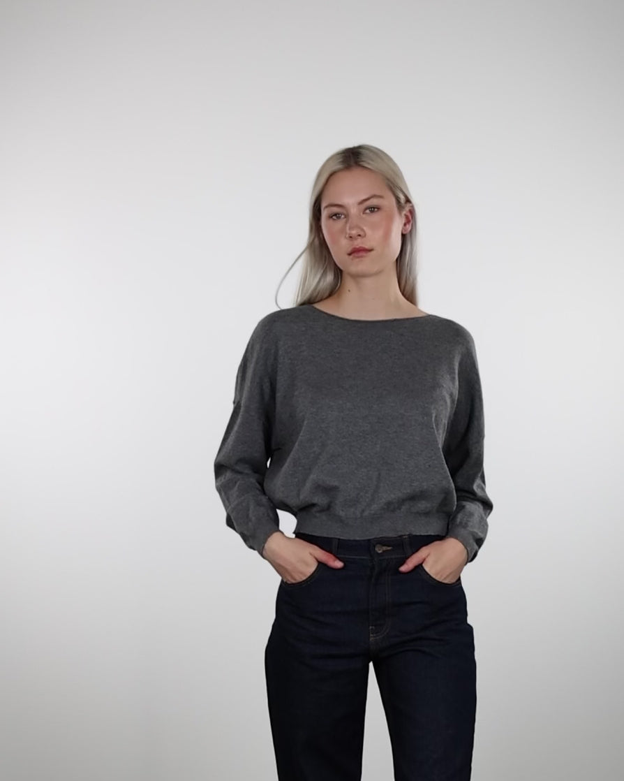 Pullover mit weitem U-Boot-Ausschnitt im Laufen