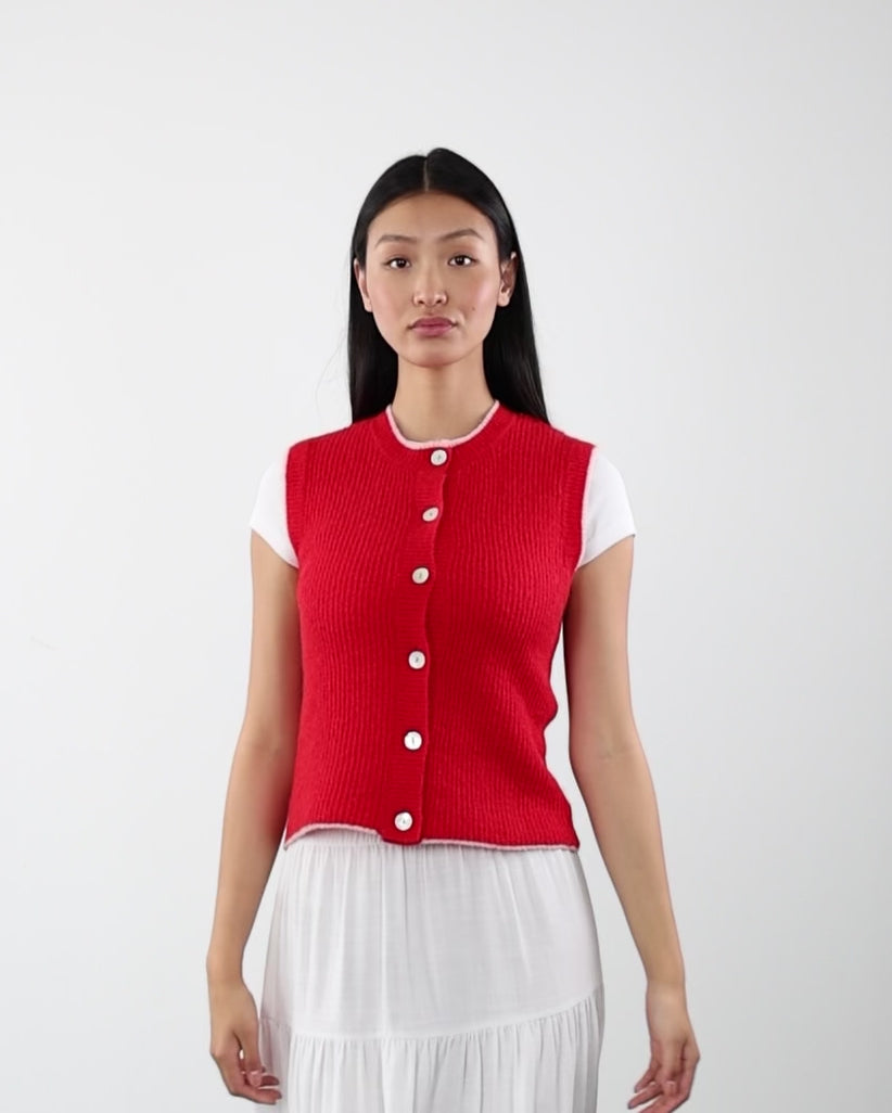 Strickpullunder mit Kontrastnaht in Bewegung