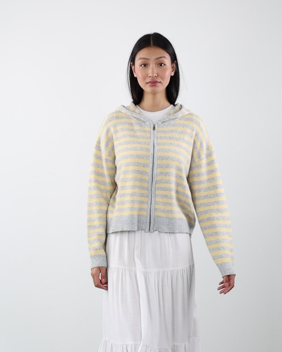 Gestreifte Strickjacke mit Kapuze in Bewegung