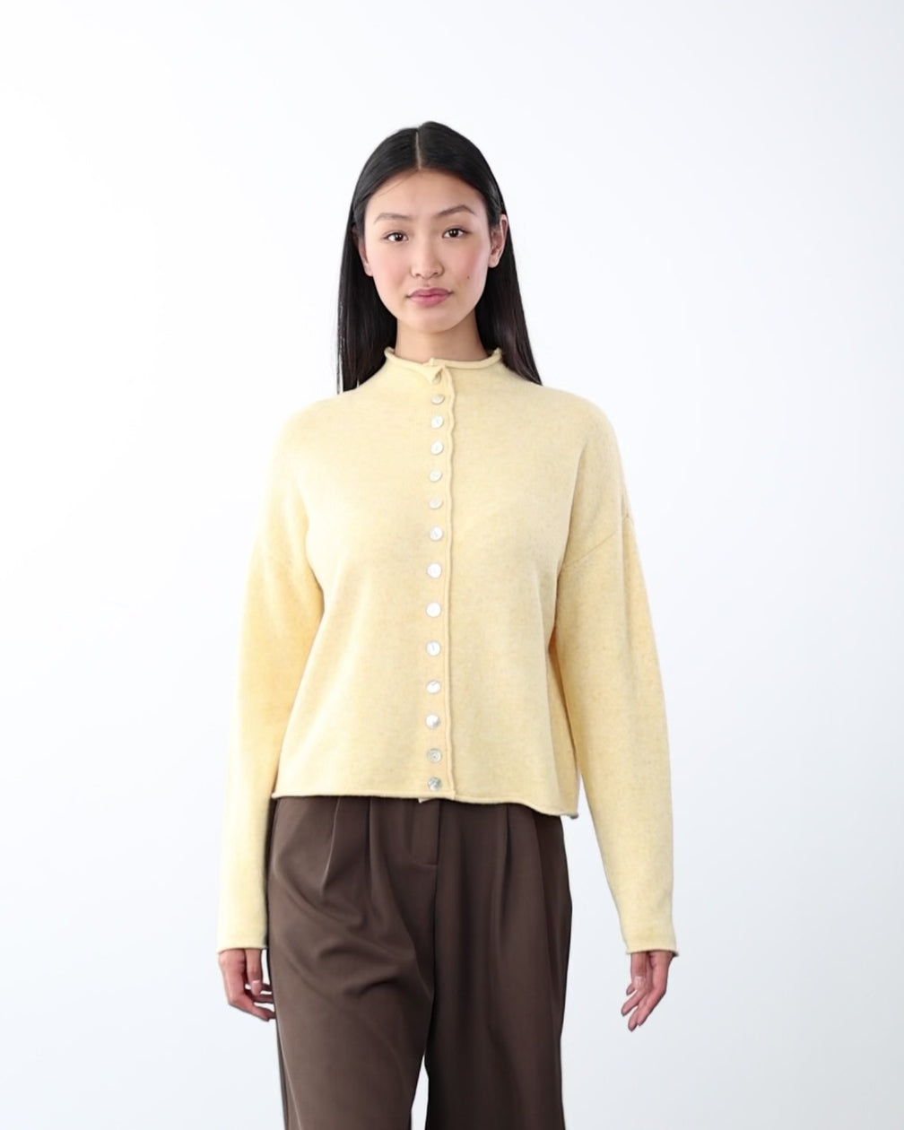 Strickjacke mit Stehkragen in Bewegung