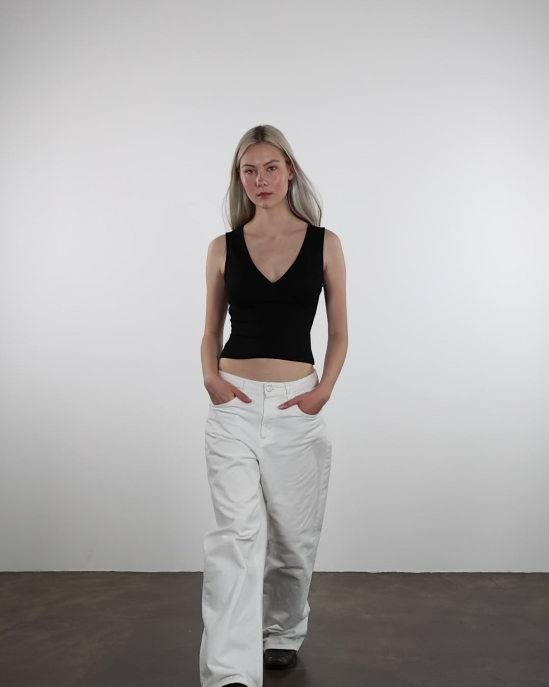 Basic Top mit V-Ausschnitt in Bewegung