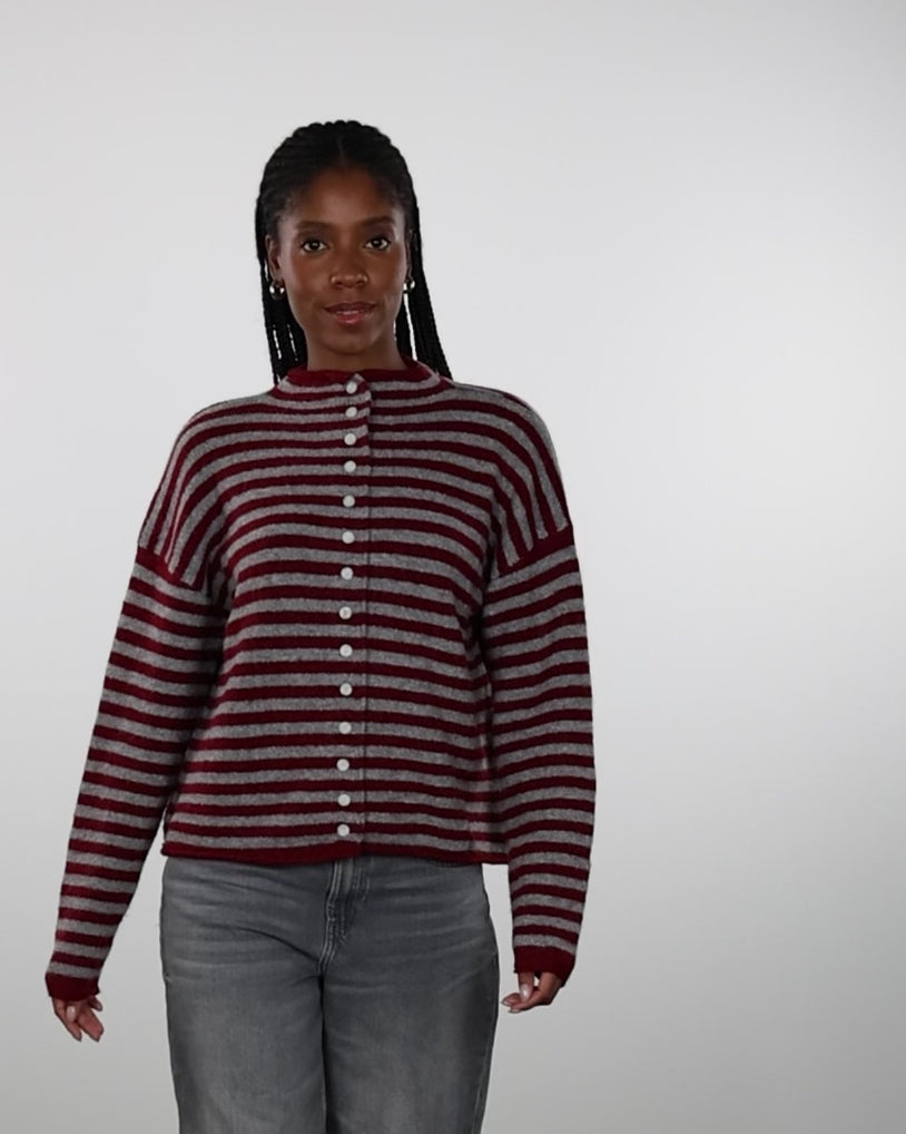 Gestreifte Strickjacke mit Stehkragen