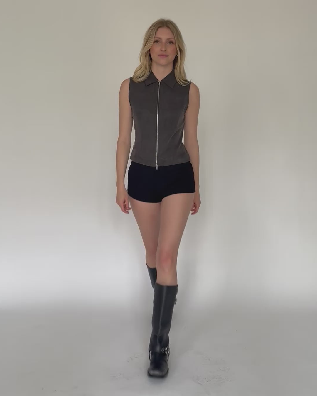 Ärmellose Bluse mit Reißverschluss in Bewegung