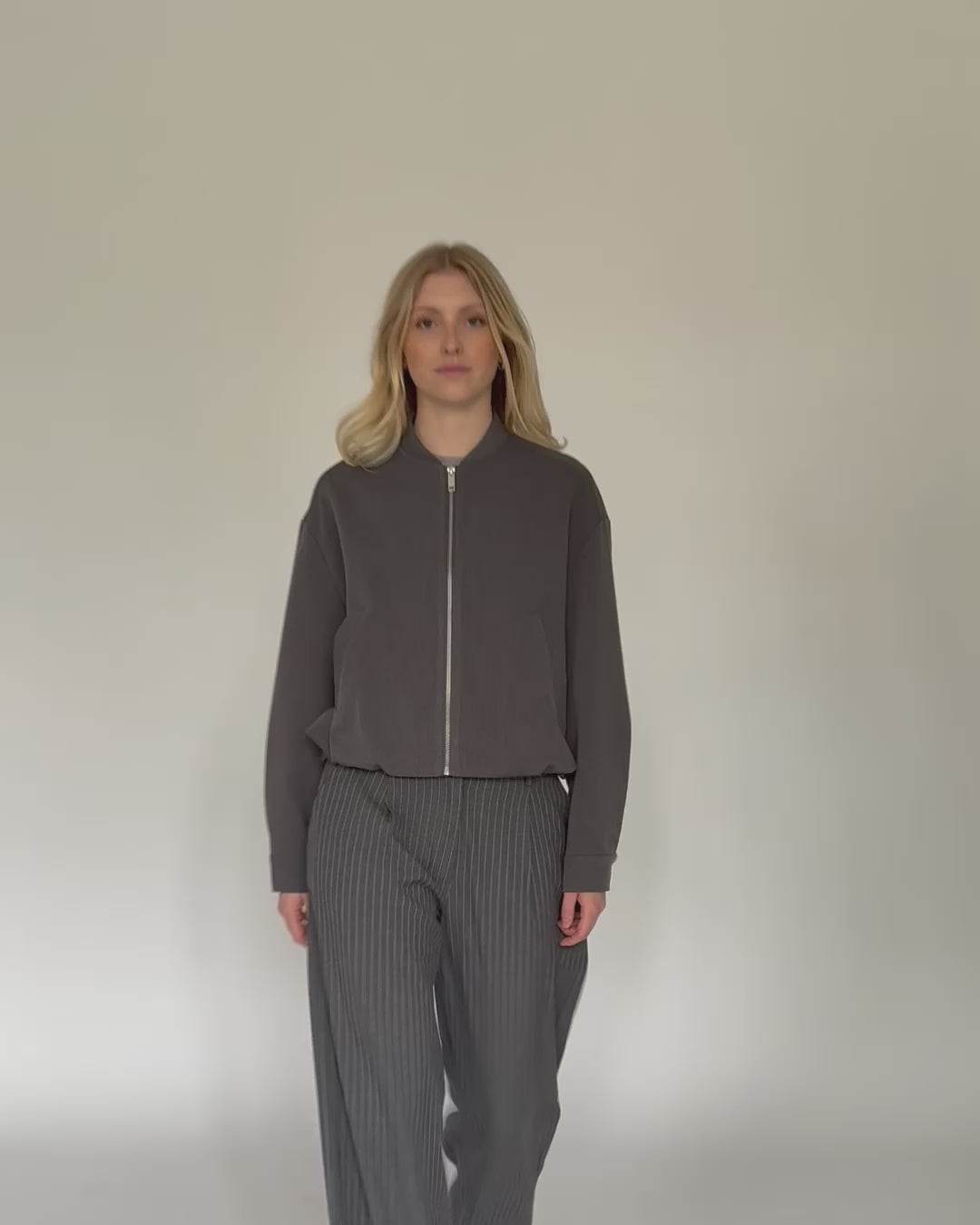 Dünne Bomberjacke aus Baumwolle in Bewegung