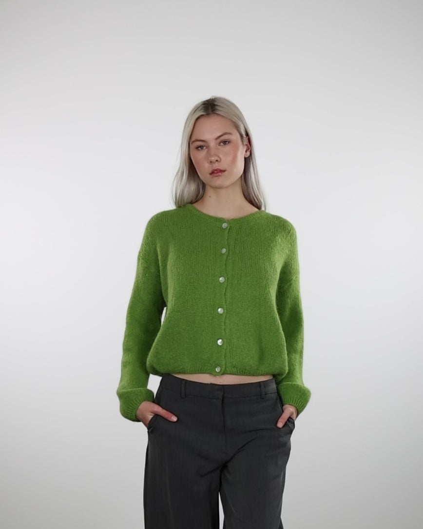 Weiche einfarbige Strickjacke Im Laufen