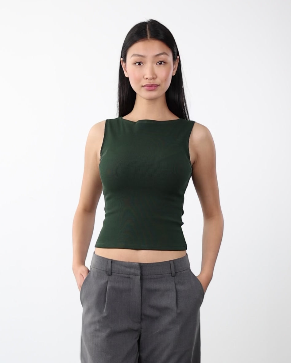 Basic Top mit U-Boot Ausschnitt in Bewegung