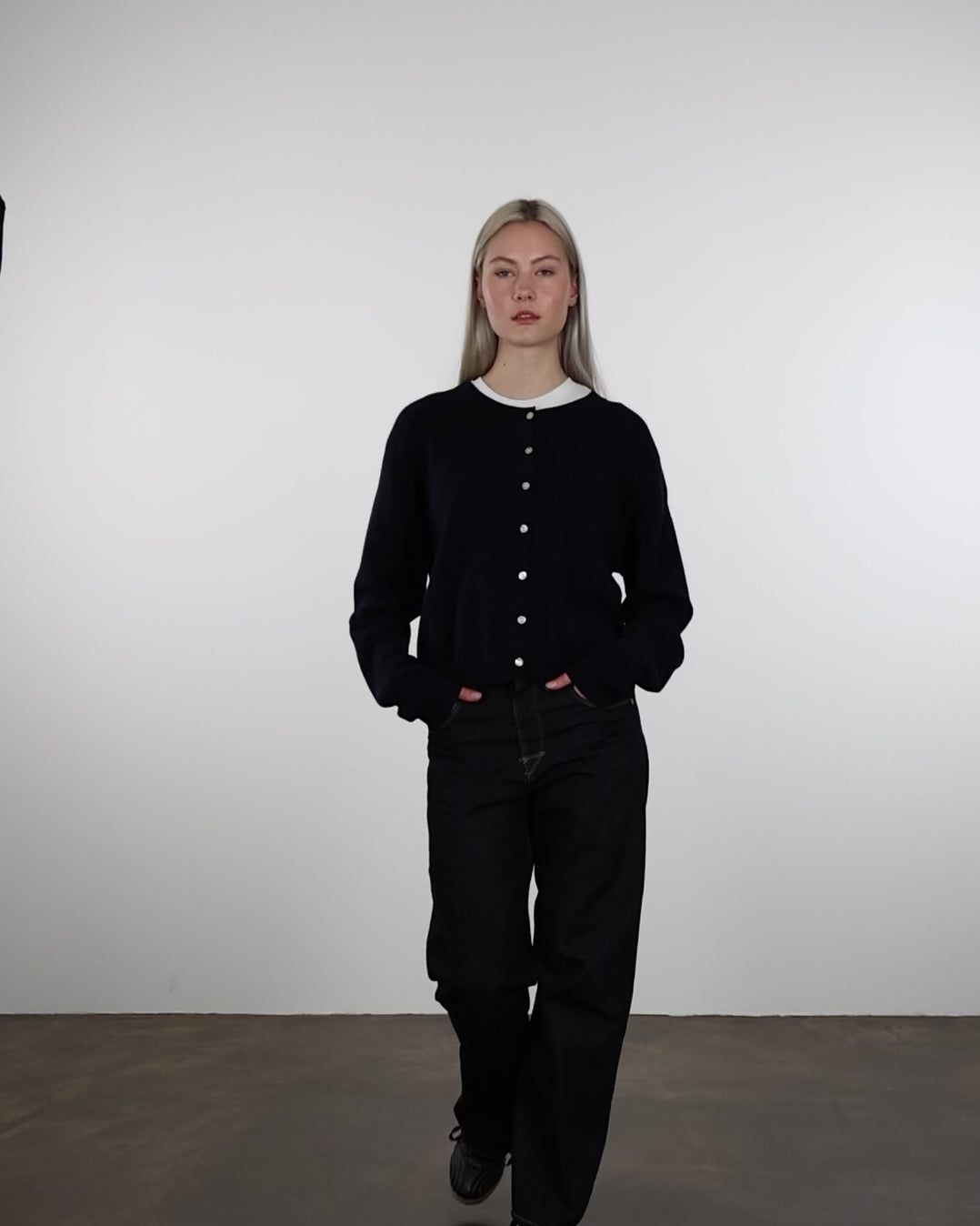 Klassische Strickjacke mit Rundhalsausschnitt im Laufen