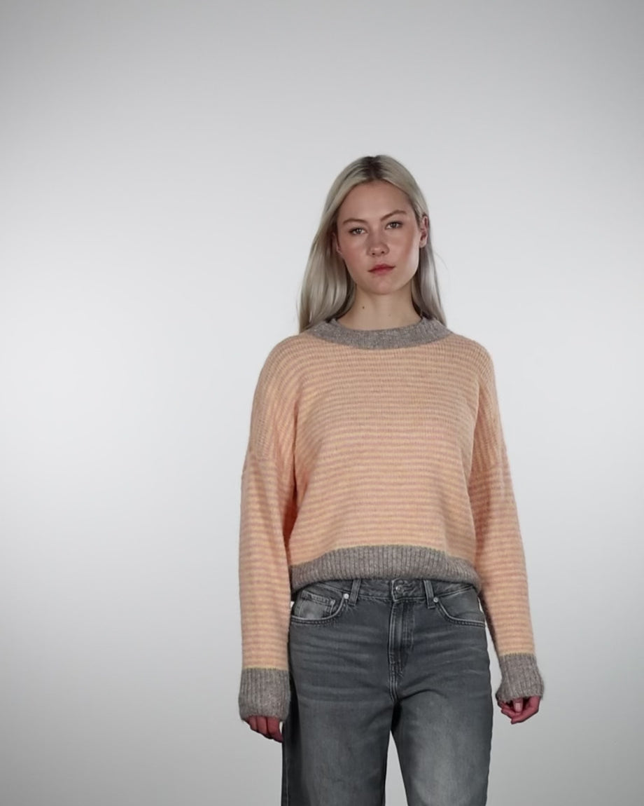 Gestreifter Pullover mit Kontrastbündchen in Bewegung