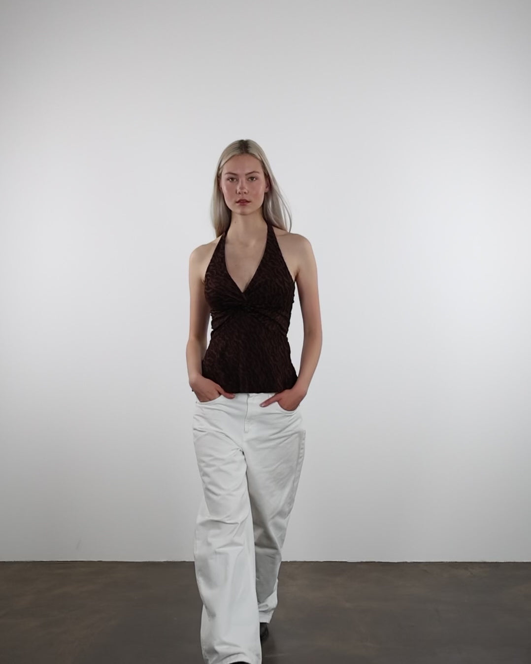 Neckholder-Top mit Strukturmuster in Bewegung