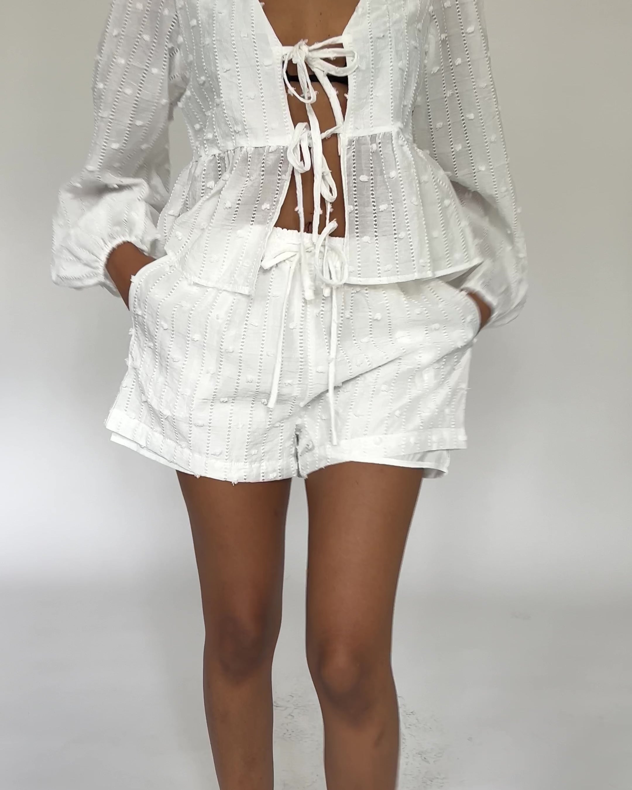 Shorts mit Stickereien