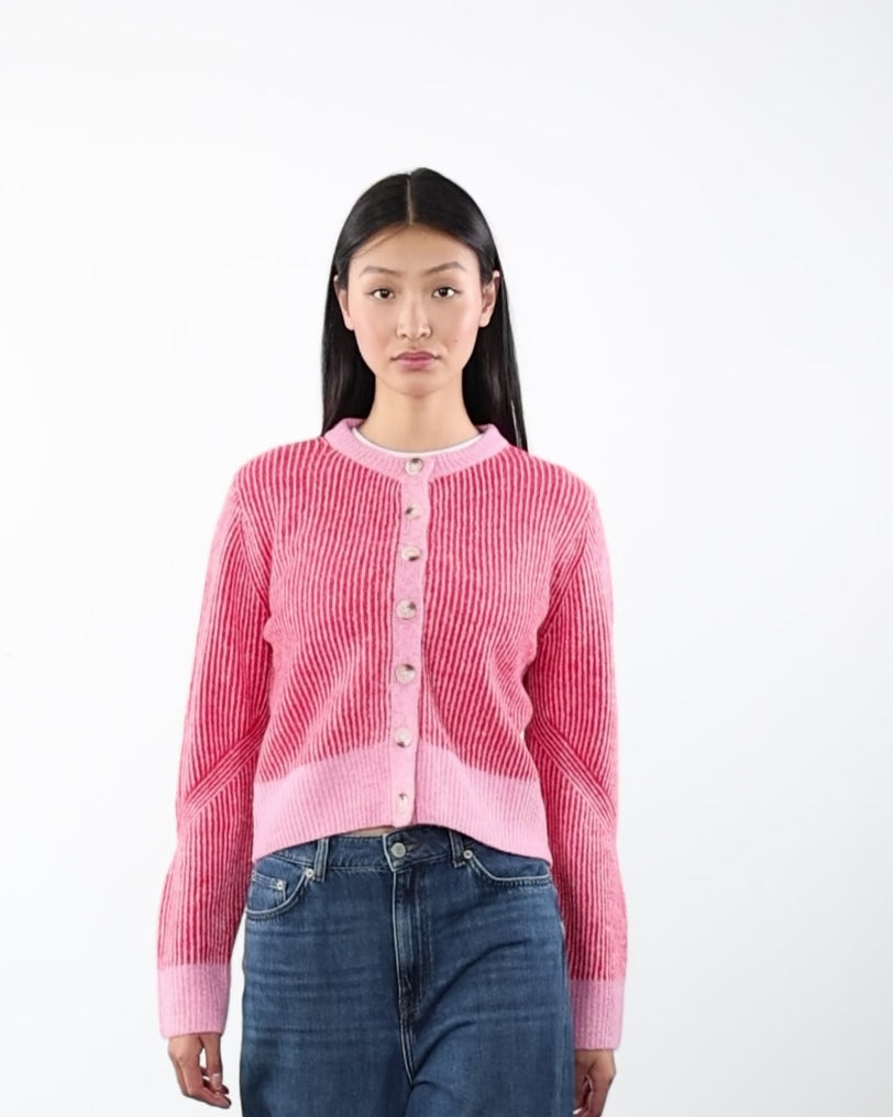 Gestreifte Strickjacke mit Knöpfen in Bewegung