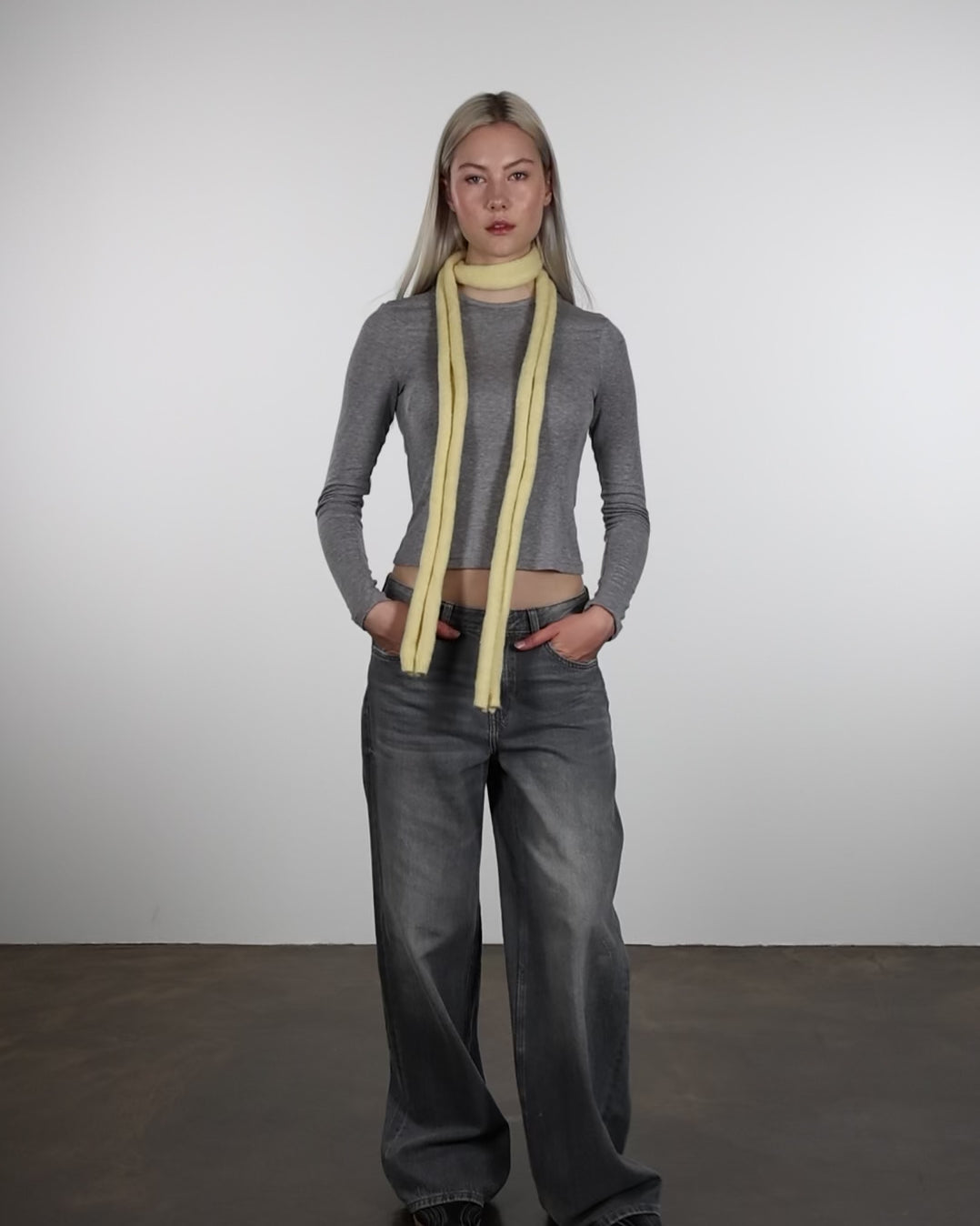 Einfarbiger Schal in Bewegung