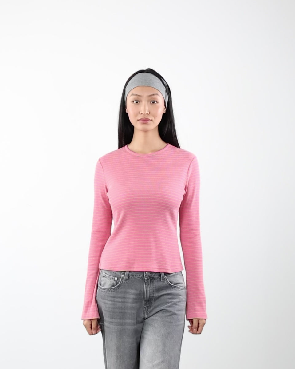 Buntes  Langarmshirt mit Rundhalsauschnitt in Bewegung