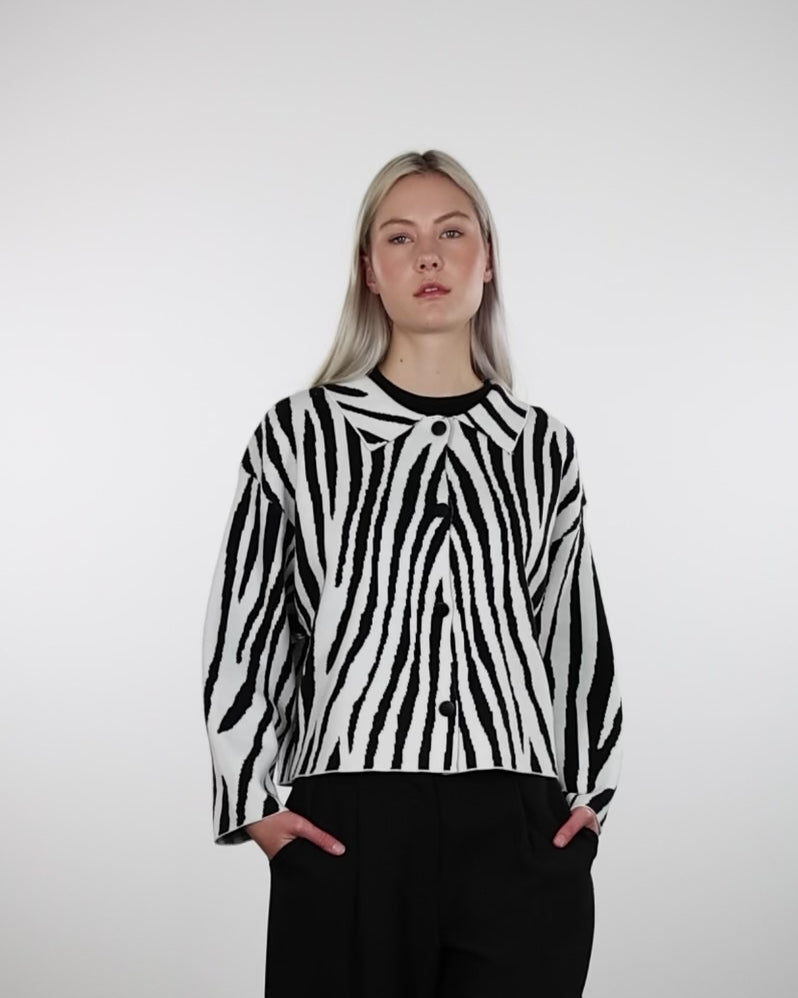 Strickjacke mit Zebra-Muster im Laufen