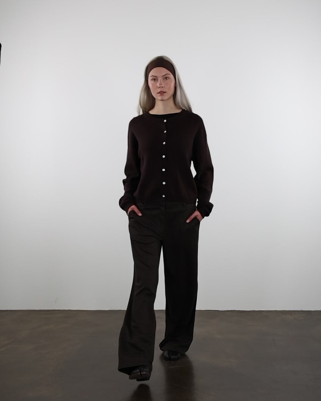 Klassische Strickjacke mit Rundhalsausschnitt im Laufen