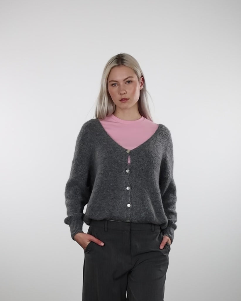 Strickjacke mit V-Ausschnitt in Bewegung