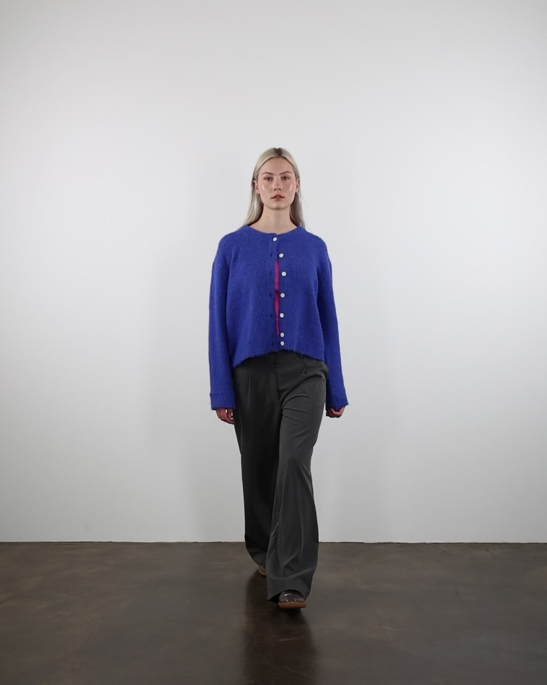 Weiche lockere Strickjacke im Laufen