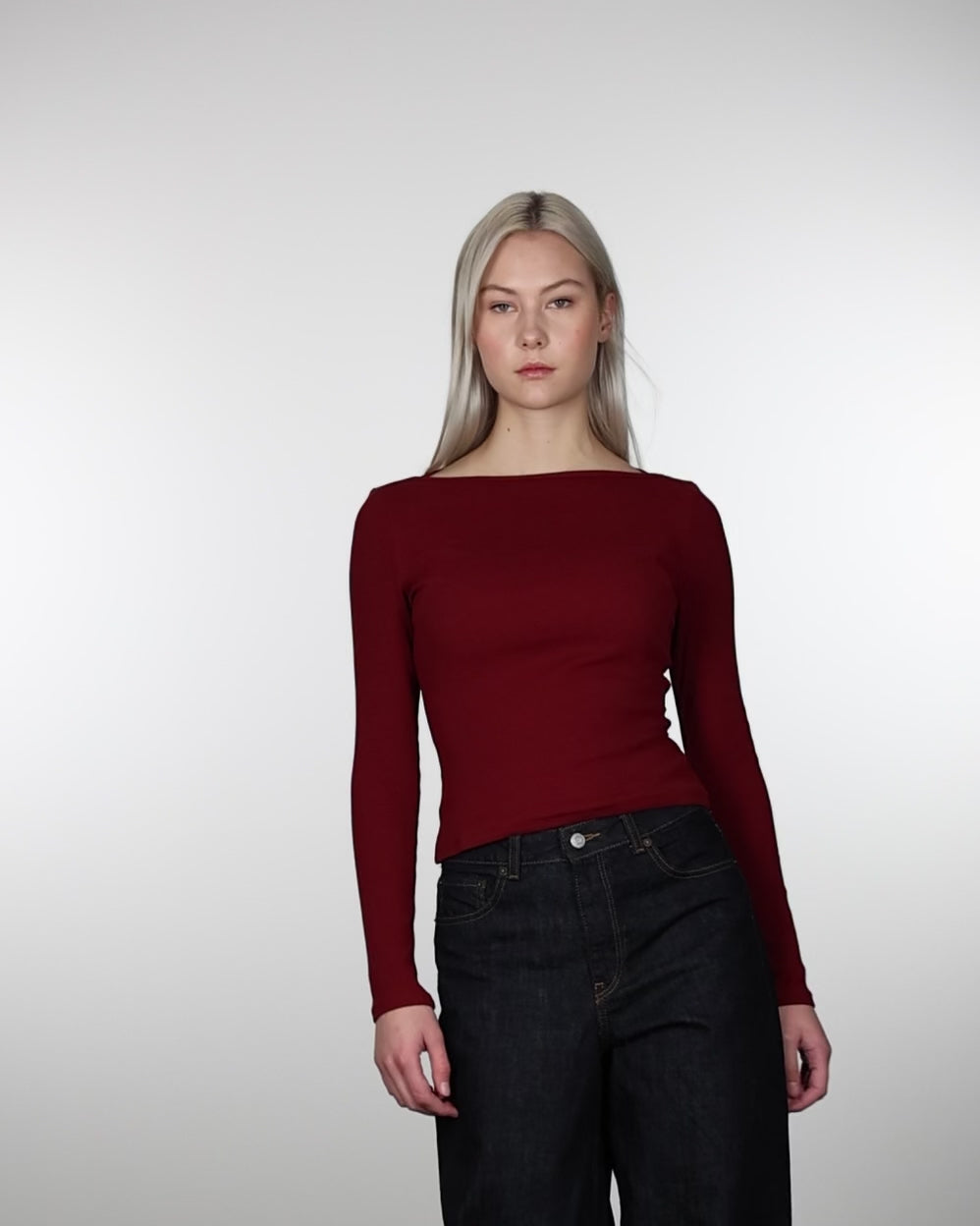 Geripptes Langarmshirt mit U-Boot Ausschnitt