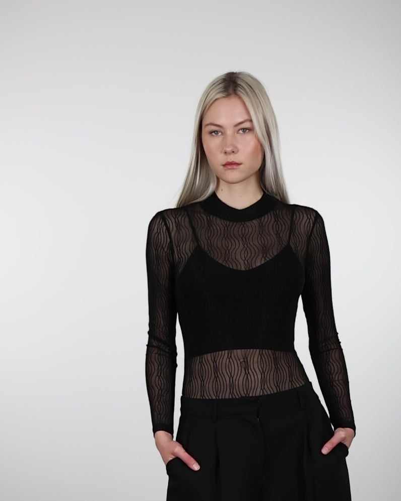 Transparenter Body mit Wellenmuster in Bewegung