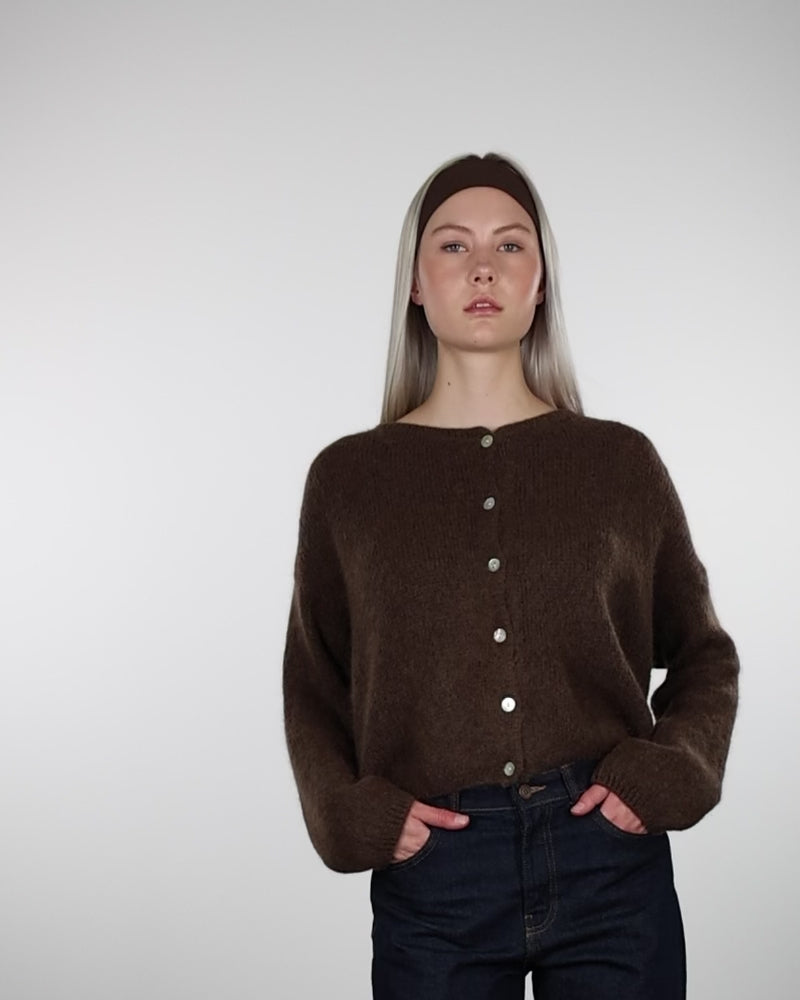 Weiche einfarbige Strickjacke im Laufen