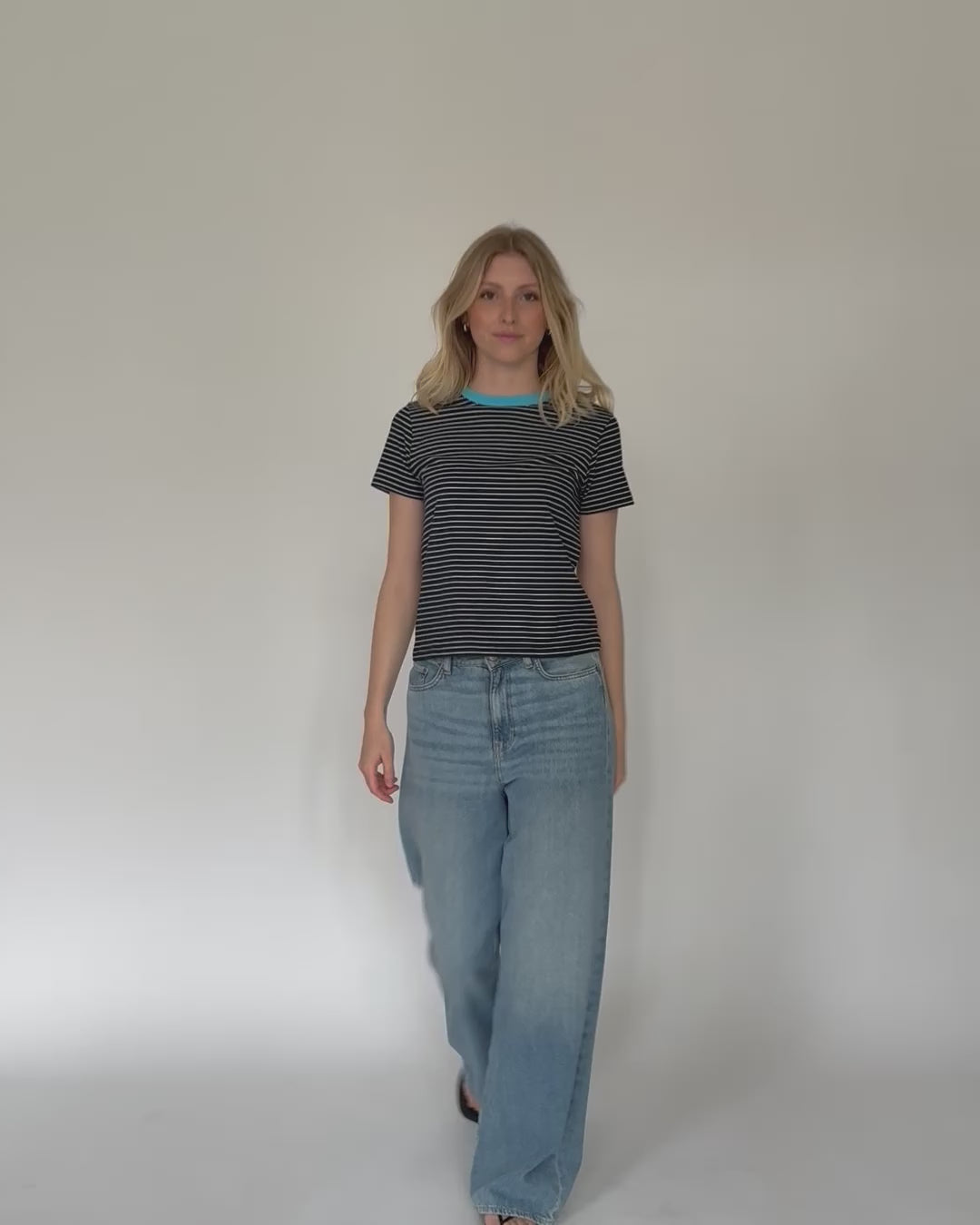 Gestreiftes Basic Kurzarmshirt in Bewegung