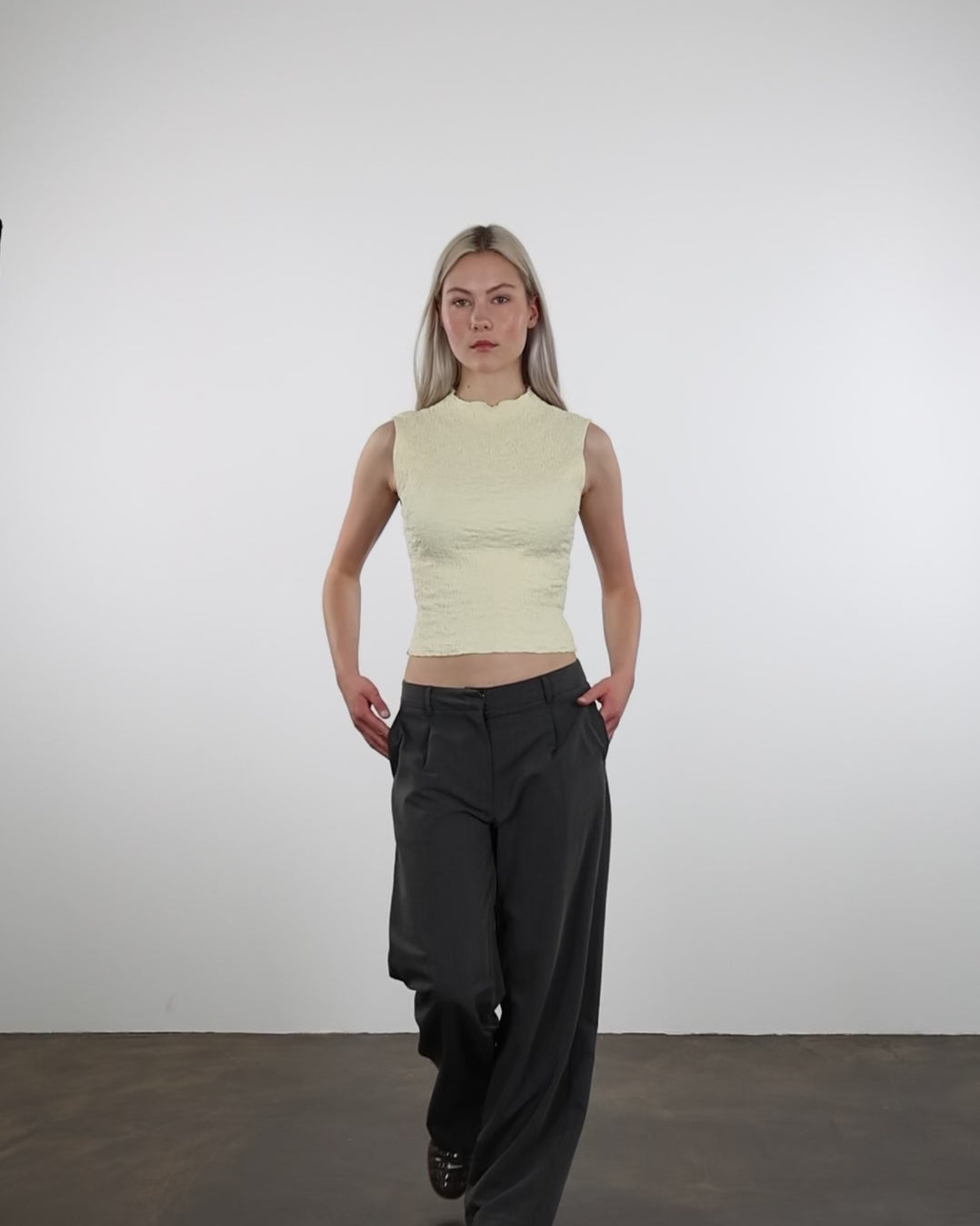 Top aus gecrinkeltem Material im Laufen