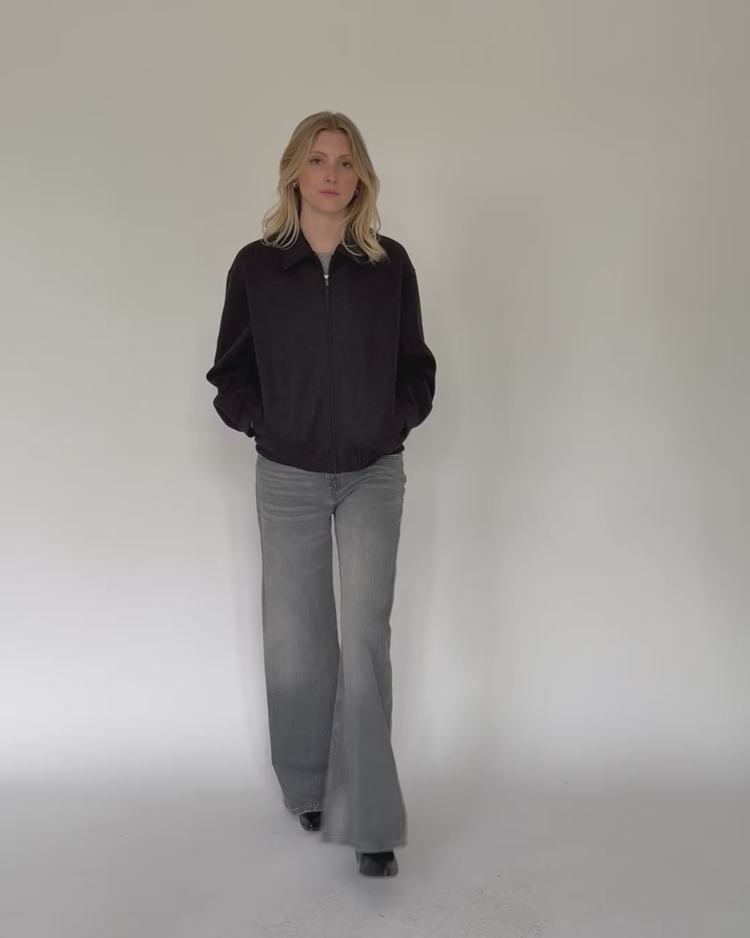 Dünne Jacke mit Kragen in Bewegung