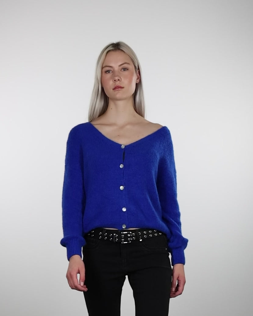 Strickjacke mit V-Ausschnitt in Bewegung