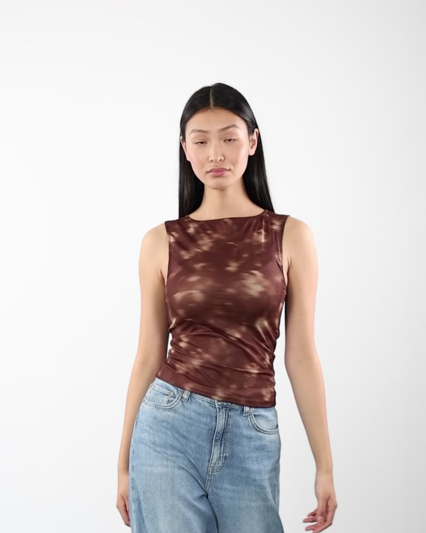 Mesh Top mit abstrakten Muster in Bewegung