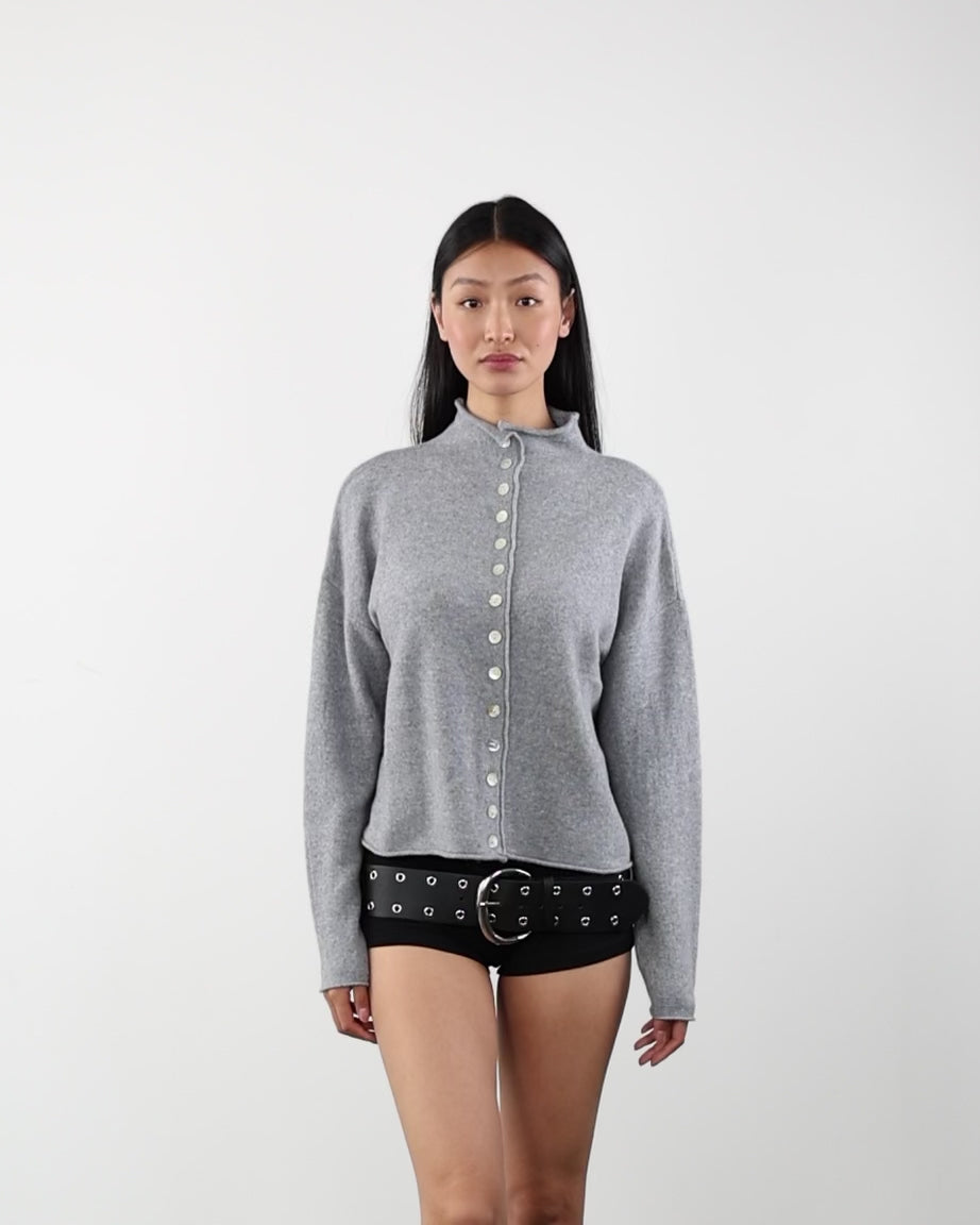 Strickjacke mit Stehkragen im Video