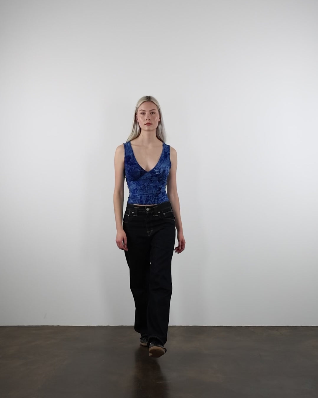 V-Neck Top mit Blumenprint aus Samt in Bewegung