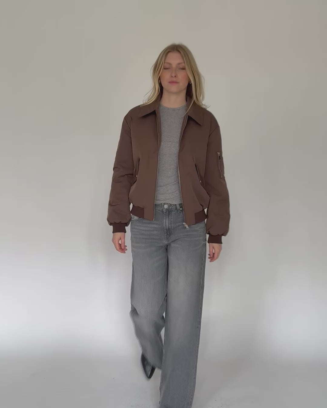 Wattierte Bomberjacke in Bewegung