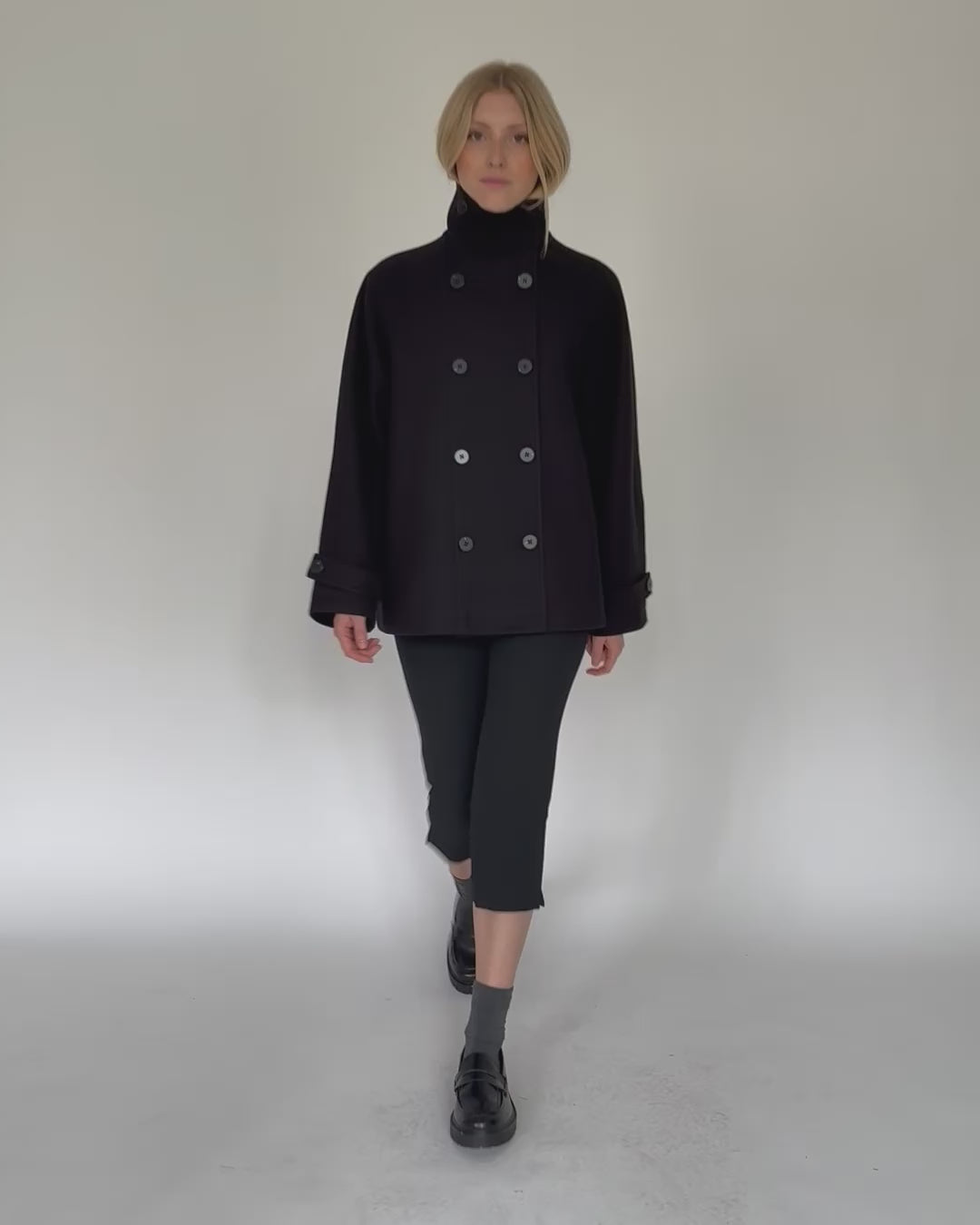 Mantel mit hohem Kragen in Bewegung