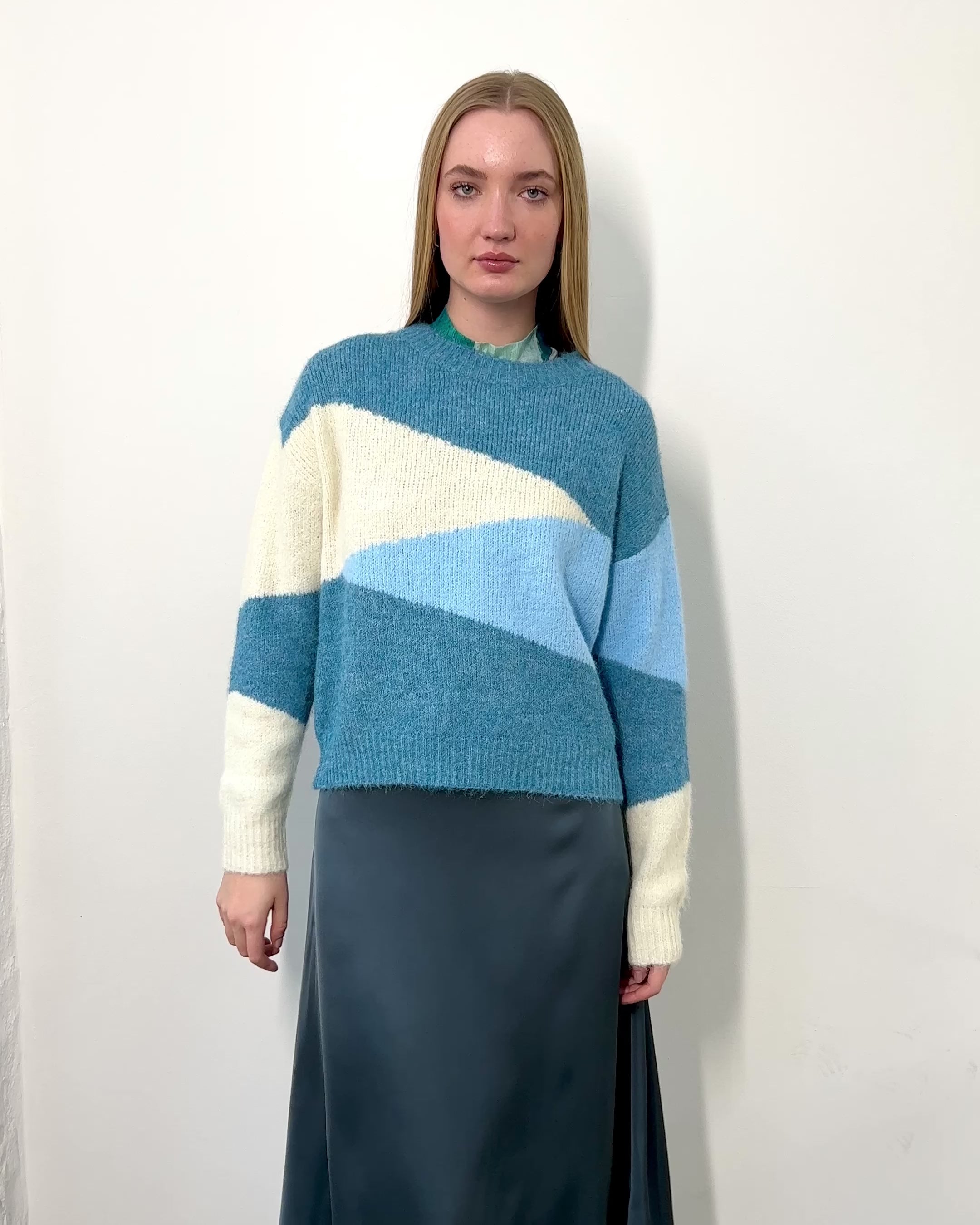 Pullover mit blauem Dreiecksmuster - Broke + Schön