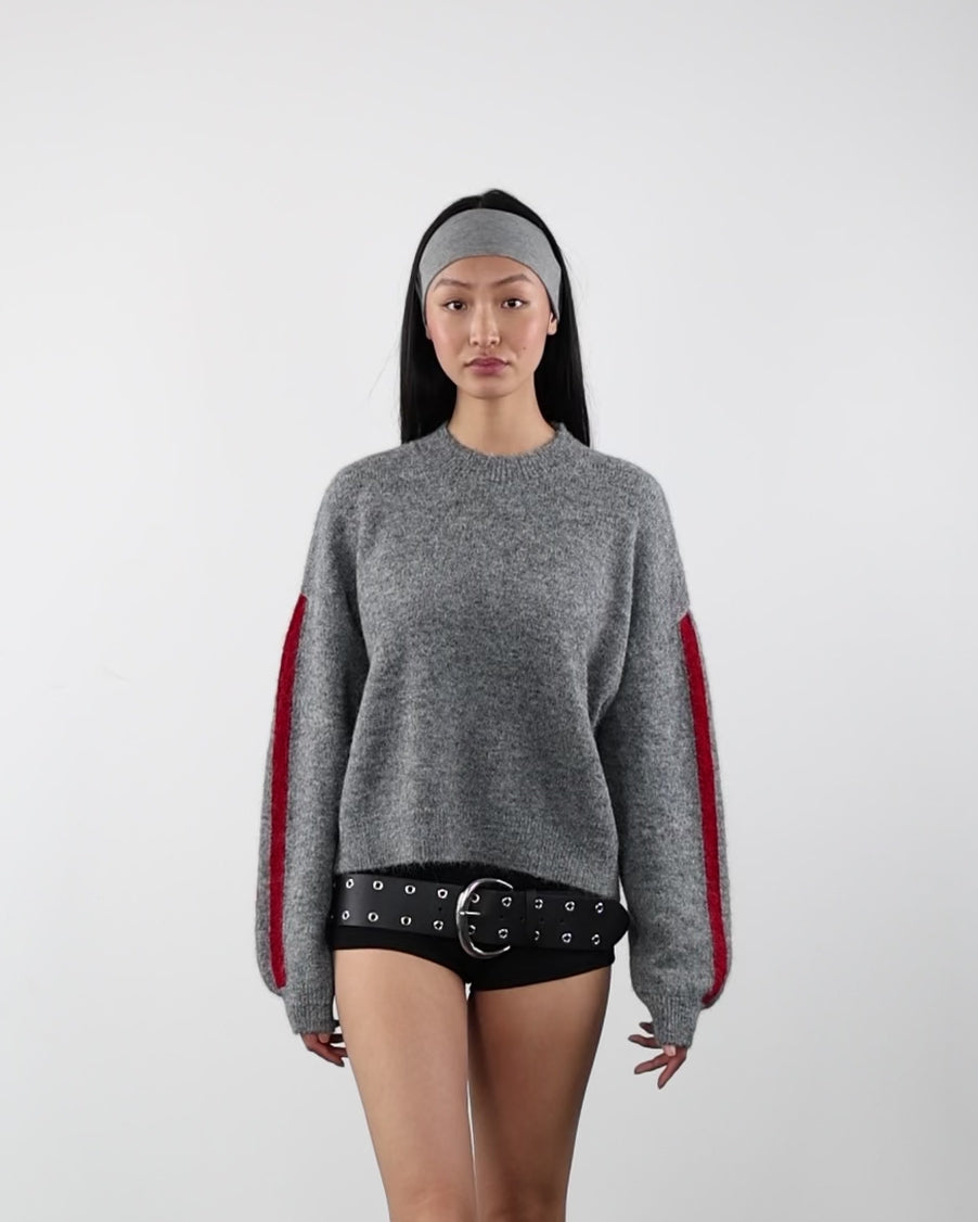 Strickpullover mit Streifendetails in Bewegung