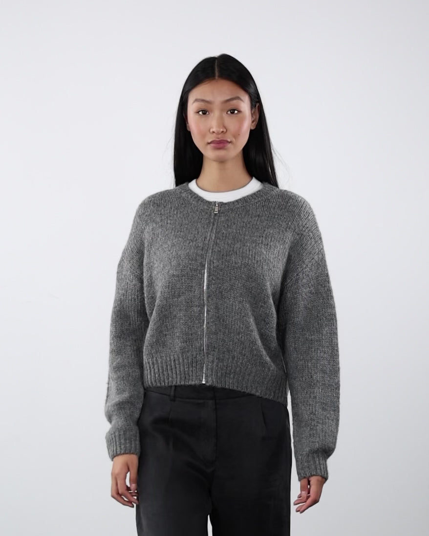 Einfarbige Strickjacke in Bewegung