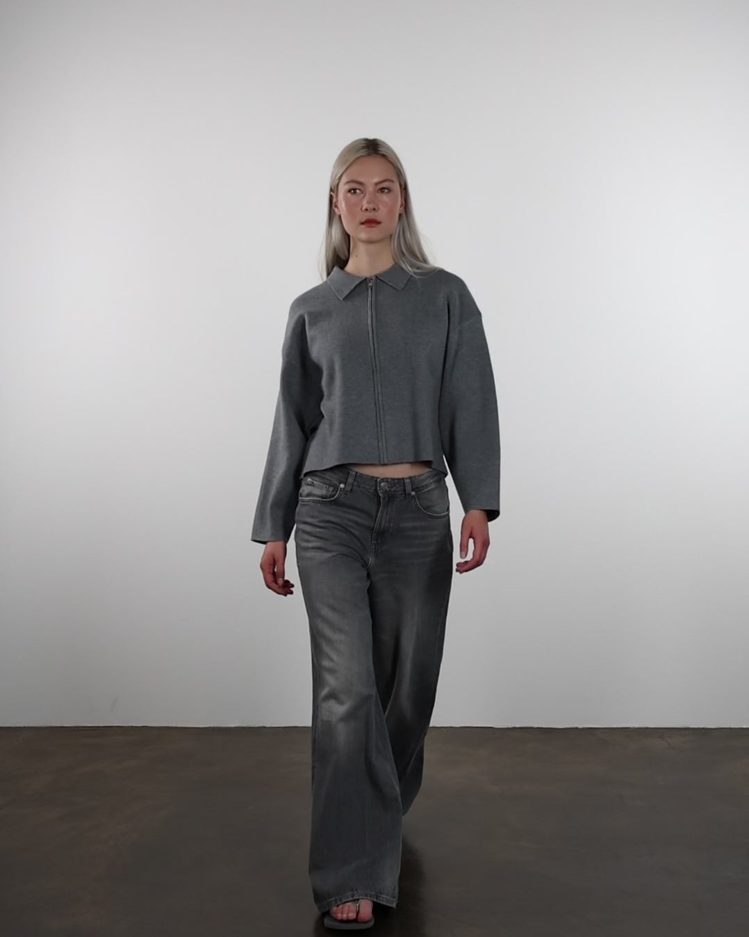 Kastige Strickjacke mit Reißverschluss in Bewegung