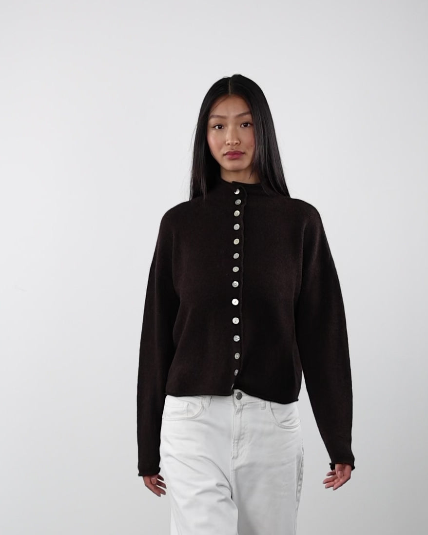 Strickjacke mit Stehkragen im Video