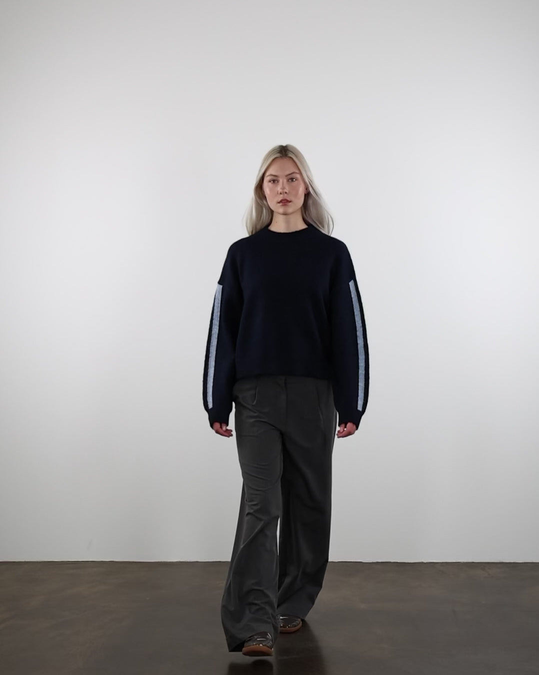 Strickpullover mit Streifendetails in Bewegung