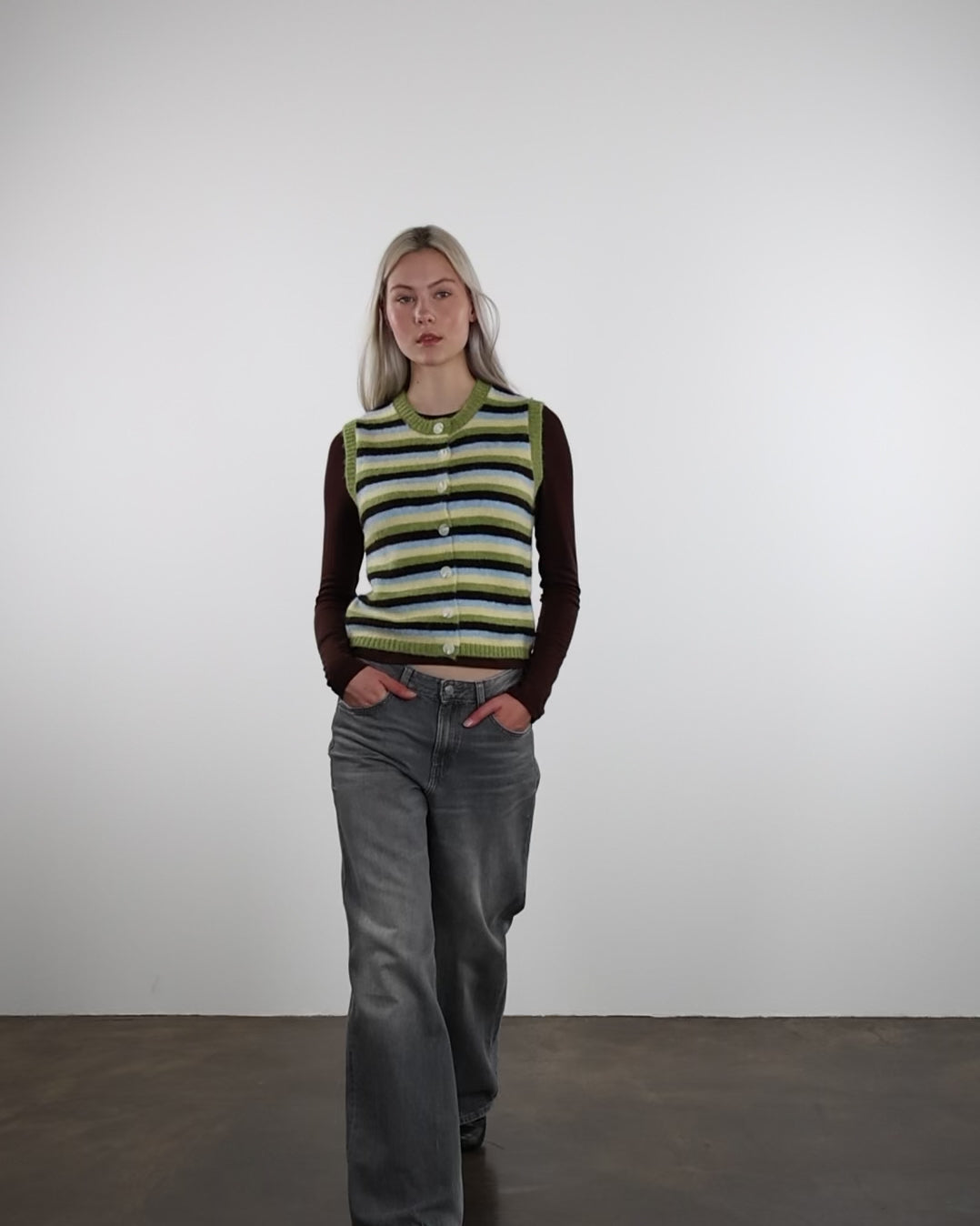 Gestreifter Pullunder mit Rundhalsausschnitt in Bewegung