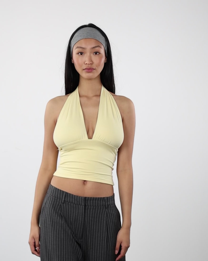 Neckholder Top zum Binden in Bewegung