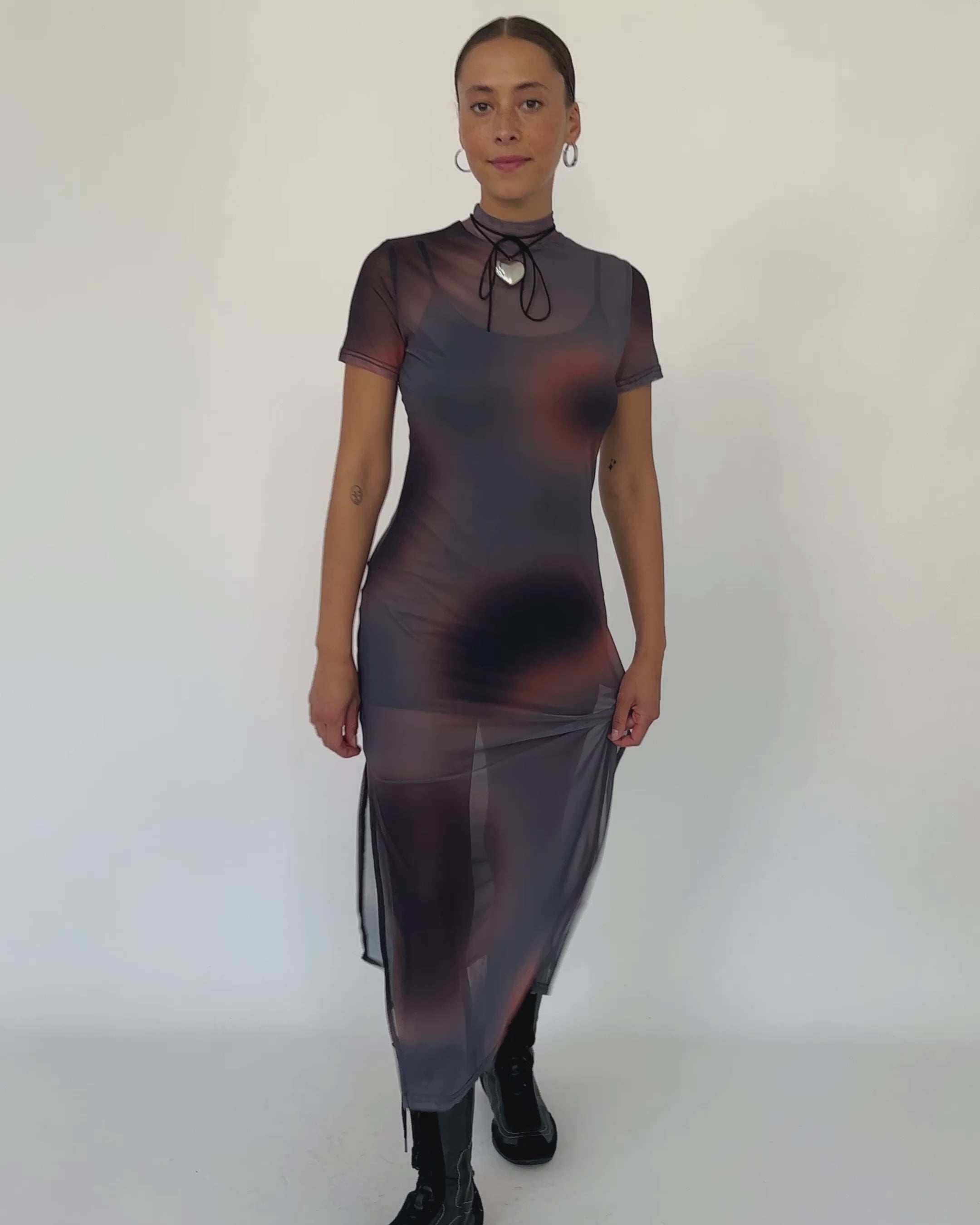 Mesh Maxi Kleid in dunklen Farben - Broke + Schön