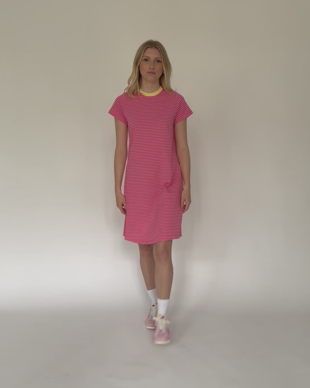 Gestreiftes Basic T-Shirt Kleid in Bewegung