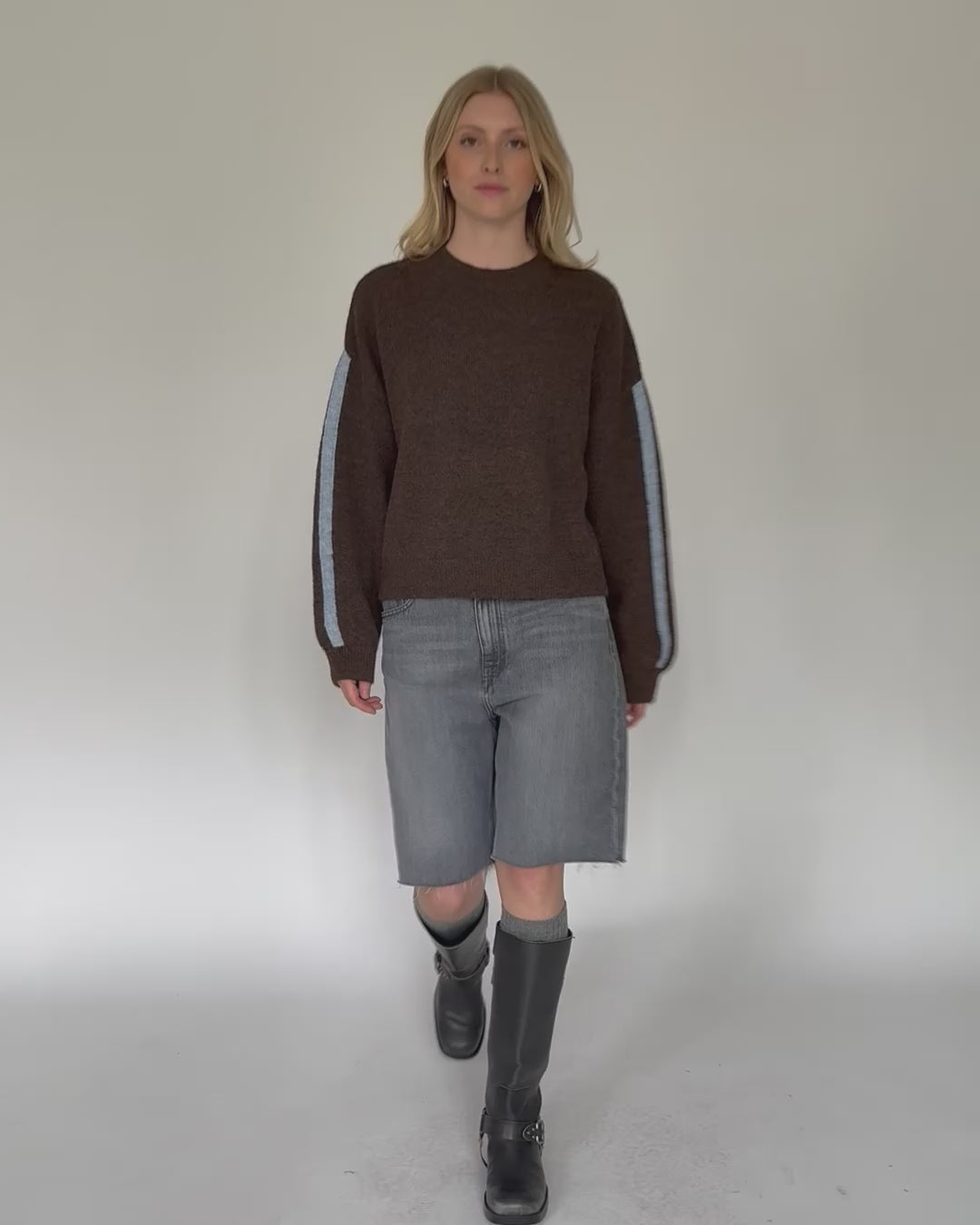 Strickpullover mit Streifendetails in Bewegung