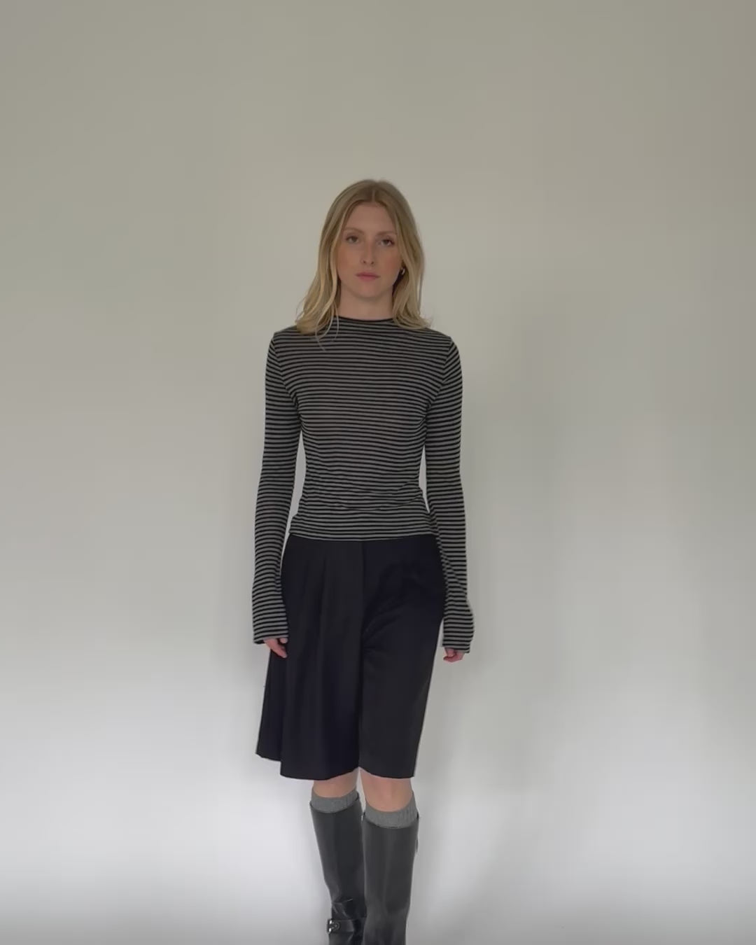 Gestreiftes Langarmshirt mit Rundhalsauschnitt in Bewegung